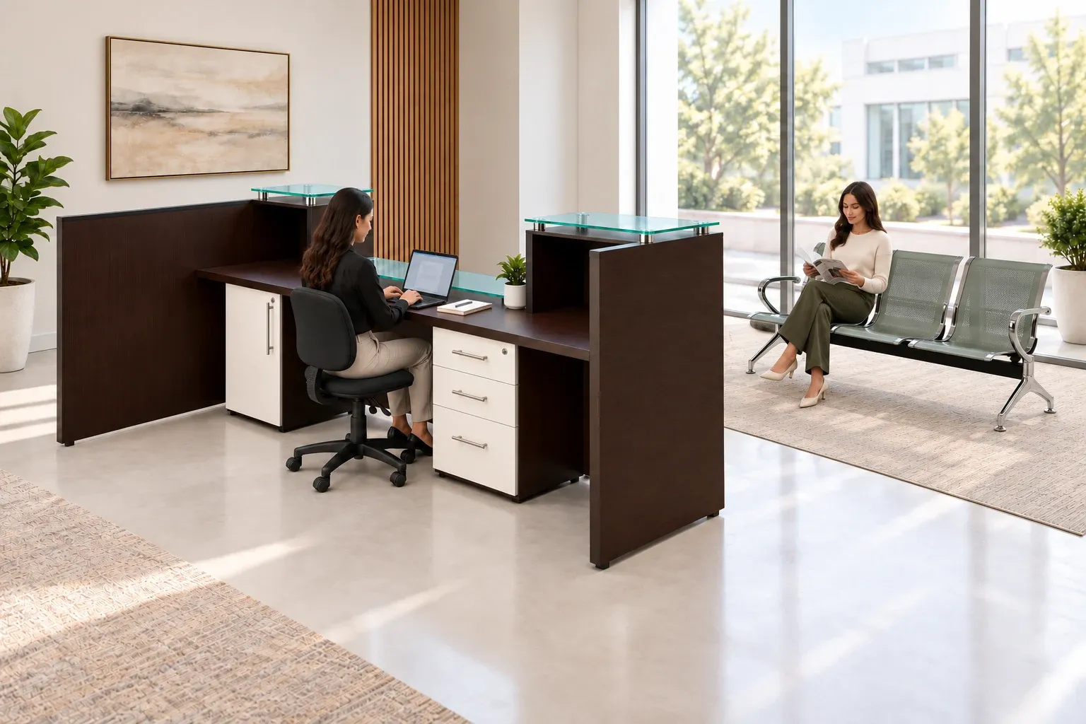 Ambientación digital de Recepción, en uso, con banca IVY de tres plazas, silla operativa Contempo negra y soportes cromados bajo los tres vidrios.